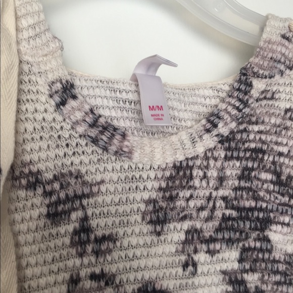 Super cute crop top with hood! - Picture 3 of 3